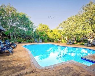 Kubu Safari Lodge - הודספרוט - בריכה
