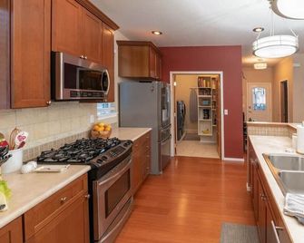 Family Getaway in Juneau, Alaska Unforgettable Ocean and Mountain Views - Juneau - Kitchen