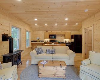 Cozy Apt w/ Deck, ~ 5 Miles to Acadia Nat'l Park! - Northeast Harbor - Obývací pokoj