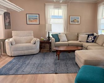 Family Vacation Home in Avon- Half a Block From the Beach with Ocean View Porch - Avon by the Sea - Sala de estar