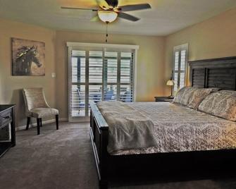 Escape 2 the lake - Oversized pool, private lake access & dock for canal fishing - Lake Placid - Bedroom
