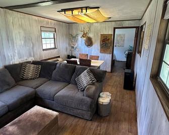 Small Country Home on Private Farm In City Limits of Sneads - Sneads