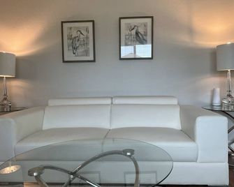 Very Cute Cottage , in Bonita- Queen Bed + 2 Rollaway Beds. Near the Beach! - Bonita Springs - Living room