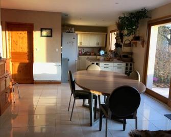 Detached house of 110 m2, large outdoor space near Jura and Doubs - Vielverge - Comedor