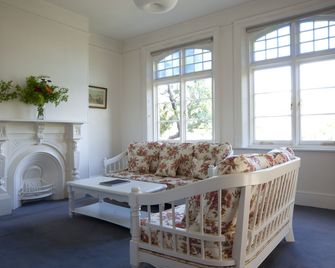 Lowena Cafe And Accommodation - Hobart - Living room