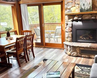 Charming Lutsen Mountain Townhome with Pool Access - Lutsen - Comedor