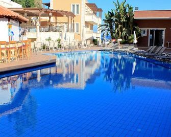 Porto Kalamaki Hotel - Galatás - Piscine