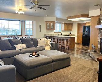 Redhawk Retreat /\nmodern Hobby Farm Getaway - Spanish Fork - Living room