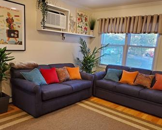 3-Level Retro House/Close To Beach, Nyc, Stamford, Westport, Greenwich - Norwalk - Living room