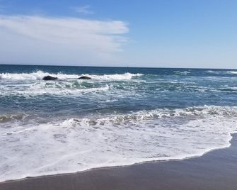 Seaside Cottage Sakonnet Point. Beautiful Views Of The Harbor And Sunsets! - Little Compton - Beach