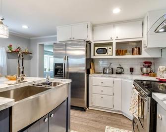Walworth Home w/ Hot Tub - Near Golf Courses! - Walworth - Cocina