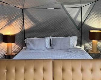 Enchanted Forest Dome ,10-15 minutes to Kings Canyons-New pellet stove for cozy warm nights - Dunlap - Bedroom