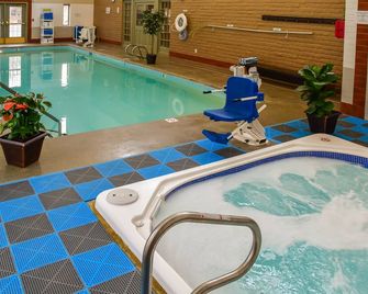 1-BD Condo near Plaza at Fort Marcy Hotel Suites by All Seasons Resort Lodging - סנטה פה - בריכה