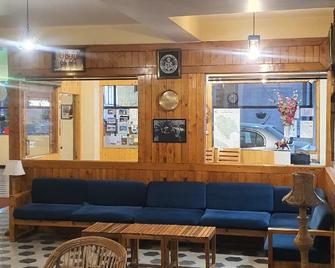 Sleeping Buddha View l Best Hotel in Near Mall Road - Shimla - Lounge