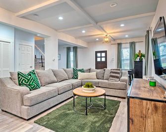 Indianapolis Vacation Home 3 Mi to Dtwn! - Indianapolis - Wohnzimmer