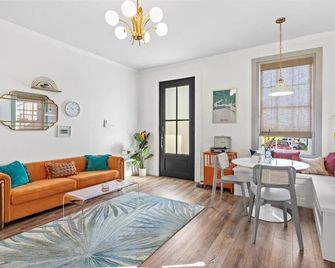 Old Spanish House Suite C Sophisticated Retreat - Biloxi - Living room