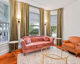 Suite Rose by Saratoga Stays - Saratoga Springs - Living room