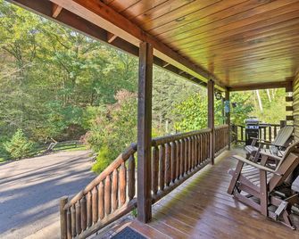 Rustic Dundee Log Cabin w/ Hot Tub & Forest Views! - Dundee - Balcony