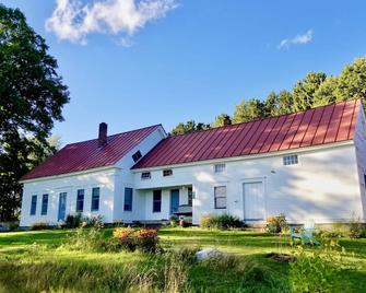 19th-century farmhouse with views, near trails, lakes, skiing and so much more! - West Glover - Edificio