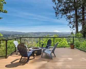 Scenic View Lodge | Hot Tub/Deck | Inspiring View - Sandy - Balcón