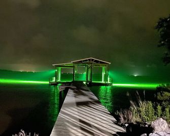 Pelican Point Paradise - Hackberry