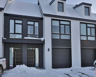 Le chardonnay 3 bedroom town house - Mirabel - Building