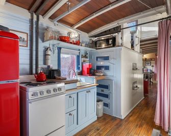 Trainmaster's Inn - Caboose - Palmer - Kitchen