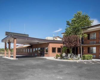 Econo Lodge Salina Scenic Route 89 & I-70 - Salina - Building