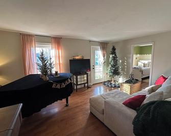 Cozy Cottage in the City - St Ann - Salon