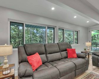 The Golden Retreat | Dual Master Suites - Ньюарк - Вітальня