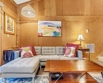 Modern & Sleek Condo - Creekside #110 by Bear Valley Vacation Rentals - Bear Valley - Sala de estar