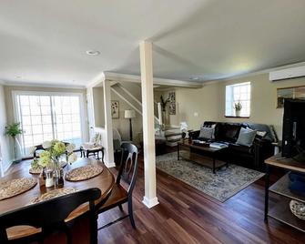 2 bd Carriage Hs/Pet friendly-short walk to vilage - Skaneateles - Dining room