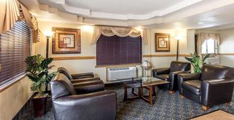 Econo Lodge Inn & Suites - Clinton - Lounge