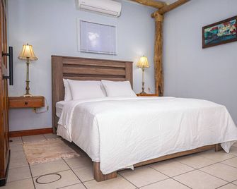 Lagoonfront 1BR Oasis Unit B – Gated, Private, 10 Min from Belize Airport & City - Ciudad de Belice - Habitación