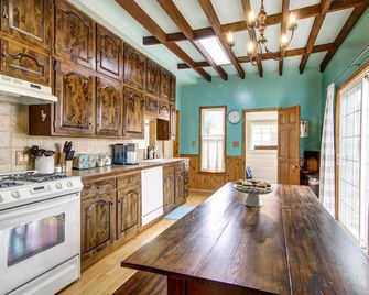 Monument Retreat - Walk to Local Dining and Shopping - Monument - Kitchen