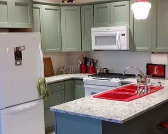 The Persons Apartment - in the Heart of East Aurora - East Aurora - Kitchen