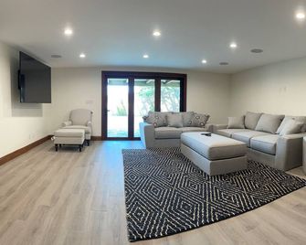 Remodeled Exec 4bd 4bth Villa. Walking Distance from Beach and Riviera Village. - Torrance - Living room