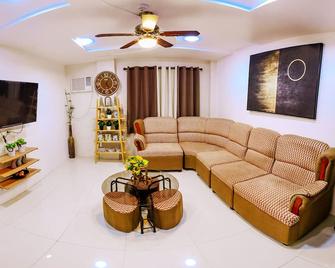 Dianna's Inn - Coron - Living room