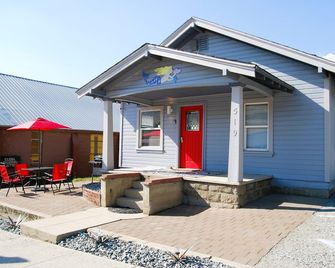 Deep Water Inn - Chelan - Building