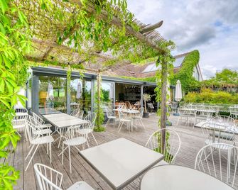Domaine de Bellevue, The Originals Relais - Neufmoutiers-en-Brie - Patio