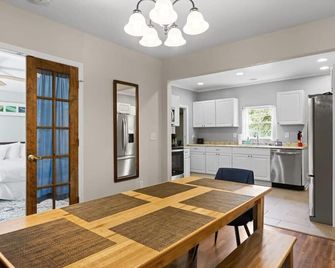The Ridgeland Trendy Tudor-15 mins to Downtown - Chattanooga - Kitchen