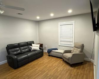 Relax by the fire at The Smoke\nHouse cottage at the Ryan Holmes Ranch! - Palm City - Sala de estar