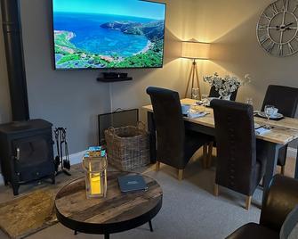 Self catering cottage near Salisbury & Stonehenge with fabulous pub opposite - Salisbury