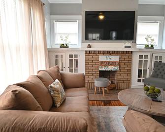 The F.L.O.W.U.R.- Shreveport Historic Highlands - Shreveport - Living room