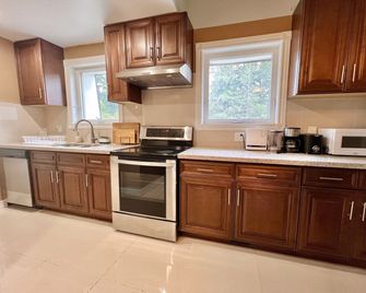 Cozy Home Near Transit & Hillcrest Mall with Free Parking - Richmond Hill - Cocina
