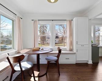 Downtown 2 BR Cottage w/ King Bed - Valparaiso - Dining room