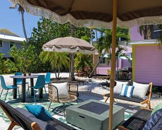 Charming Suite with Balcony and Bikes at Historic Sandpiper Inn - Sanibel - Patio