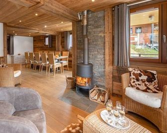 Chalet close to the centre and slopes, wood-burning stove, sauna and private spa - Châtel - Salon