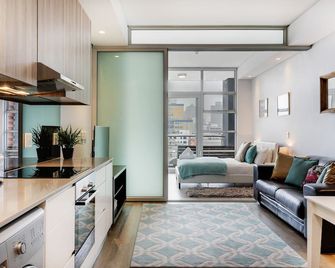 Backup-Powered Stylish Central Apartment near Table Mountain - Kapstadt - Wohnzimmer