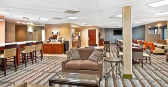 Holiday Inn Express & Suites Bradley Airport - Windsor Locks - Edifício